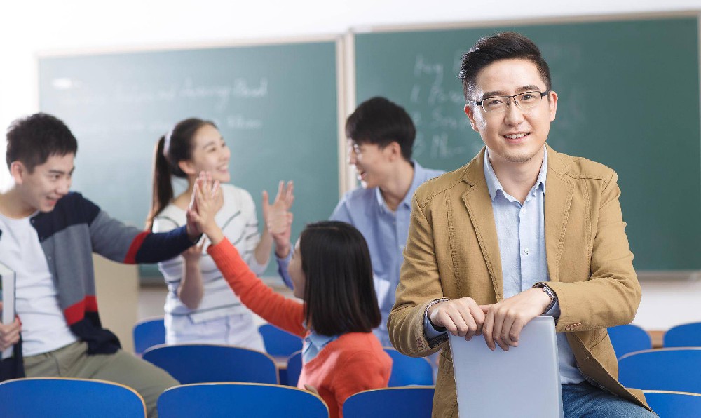 大學生上課坐哪有必要管嗎？學生、家長、教師和校方怎麼看？